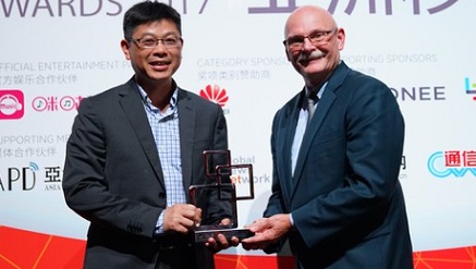 (L-r): Jiang Wangcheng, president of Huawei IoT Solution, is receiving "Best IoT Innovation for Mobile Networks" award at MWC 2017